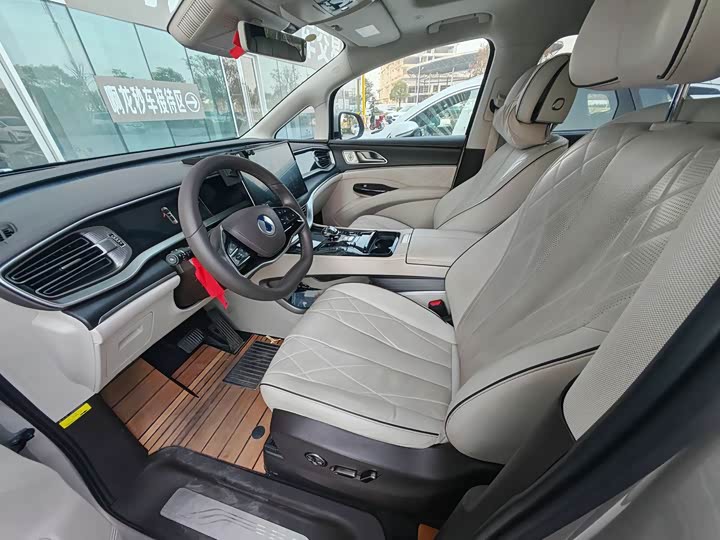 Фото 7 - Denza D9