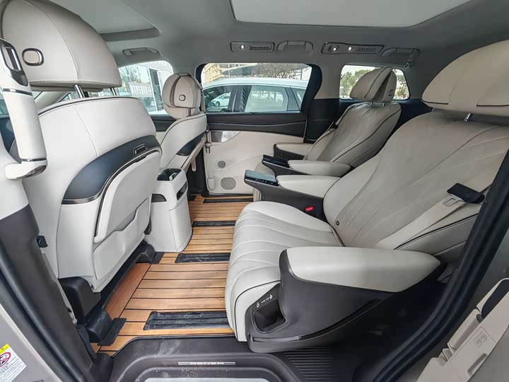 Фото 8 - Denza D9