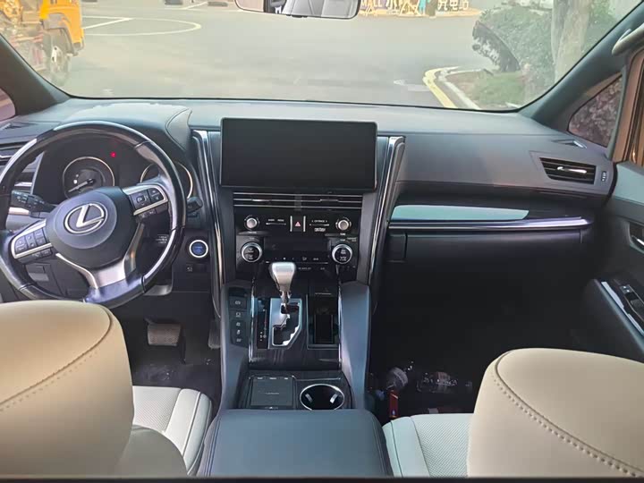 Фото 9 - Lexus LM