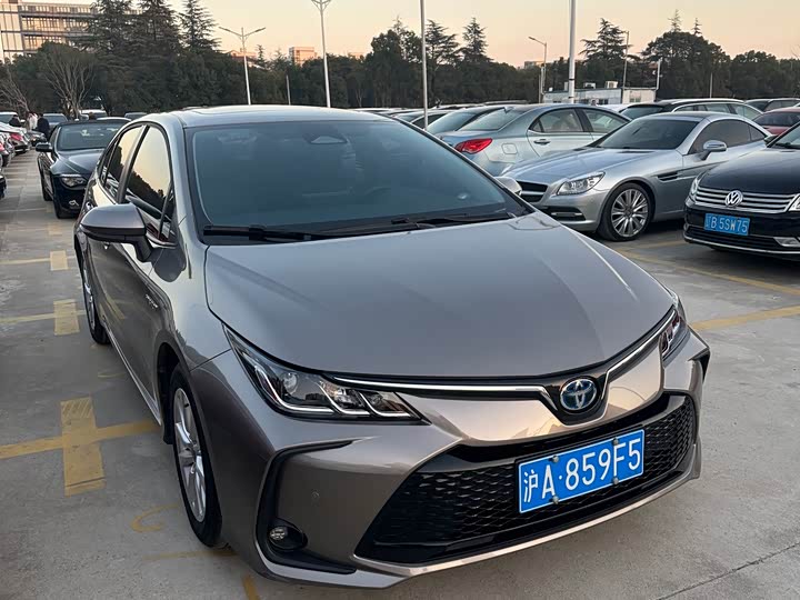 Фото 2 - Toyota Corolla