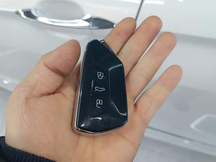 Фото 9 - Volkswagen Tiguan L Hybrid