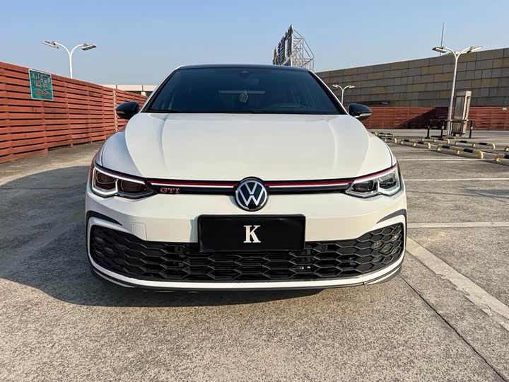 Фото 2 - Volkswagen Golf GTI