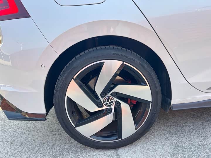 Фото 4 - Volkswagen Golf GTI