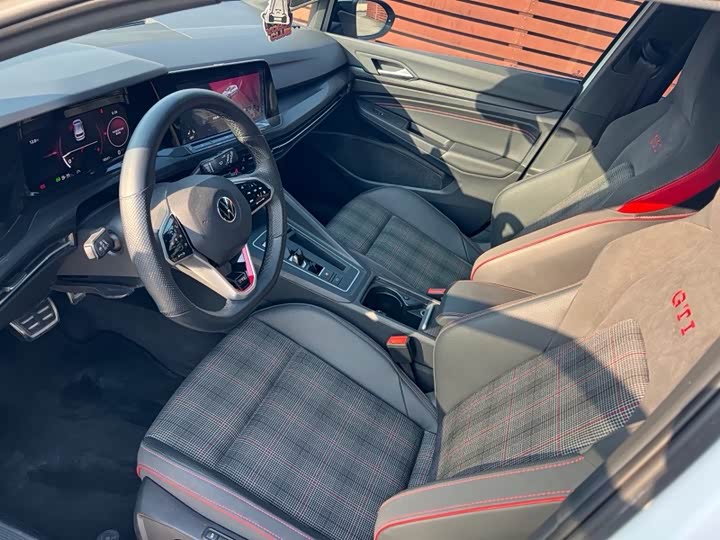 Фото 6 - Volkswagen Golf GTI