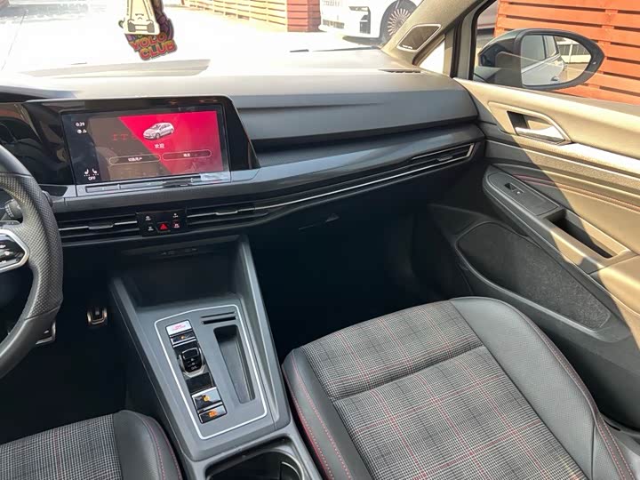 Фото 9 - Volkswagen Golf GTI