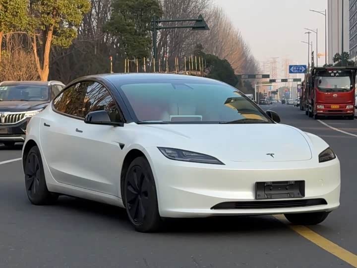 Фото 3 - Tesla Model 3