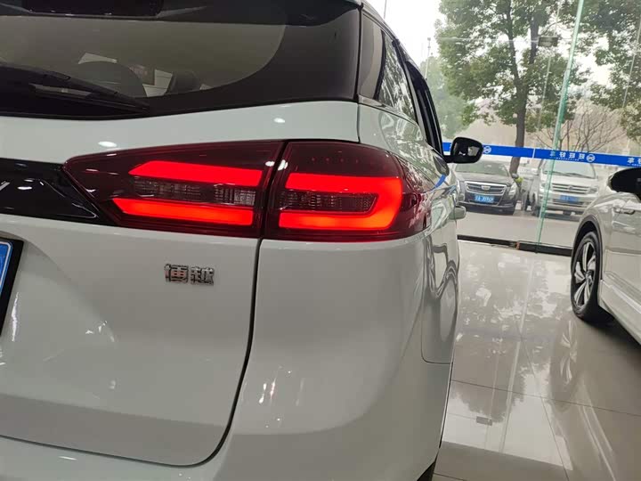 Фото 8 - Geely Atlas