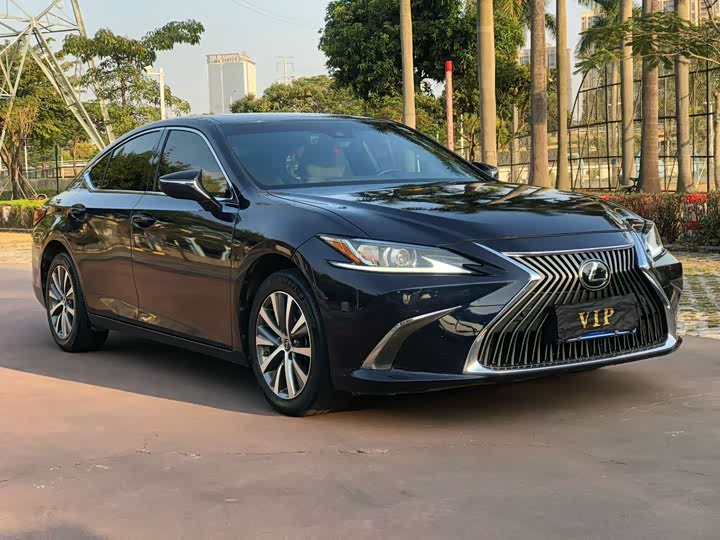 Фото 1 - Lexus ES