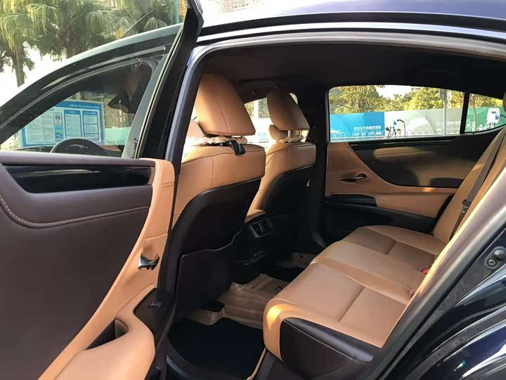 Фото 8 - Lexus ES