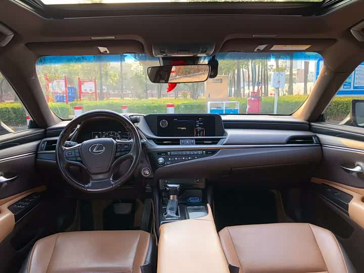 Фото 9 - Lexus ES