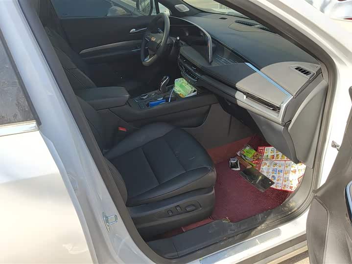 Фото 8 - Cadillac XT4