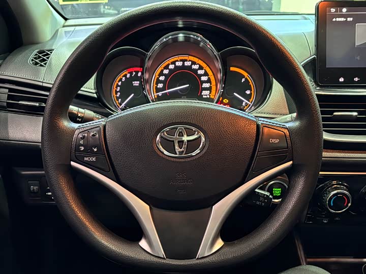 Фото 9 - Toyota Yaris L Hatchback
