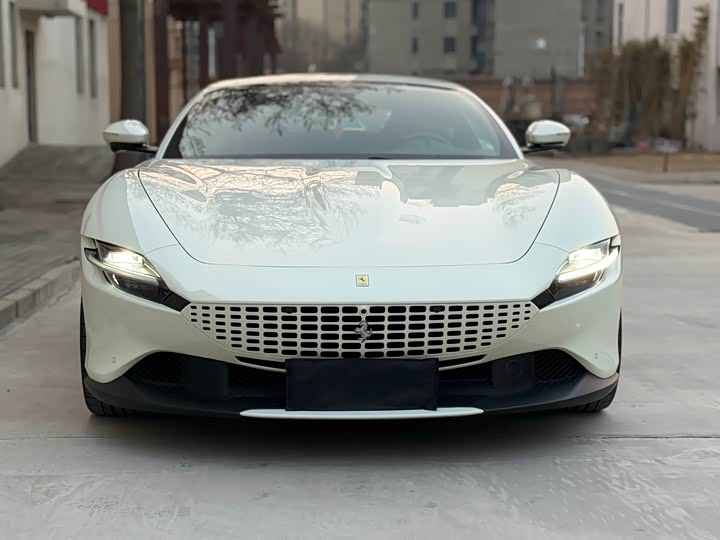 Фото 2 - Ferrari Roma