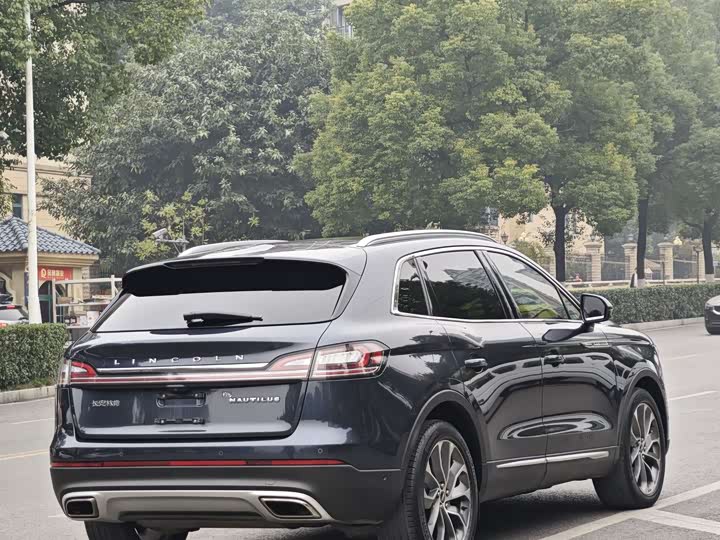 Фото 4 - Lincoln Nautilus