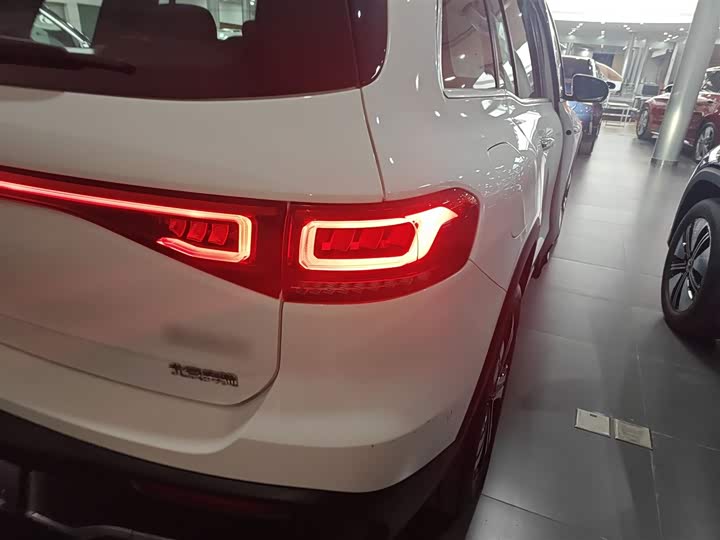 Фото 8 - Mercedes-Benz EQB