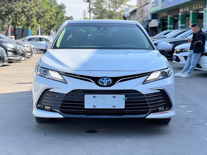 Фото 2 - Toyota Camry