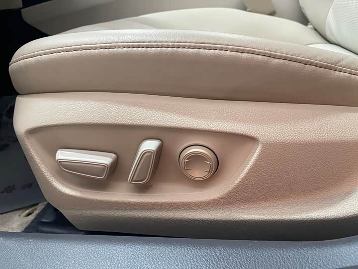 Фото 8 - Toyota Camry