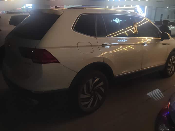 Фото 3 - Volkswagen Tiguan L Pro