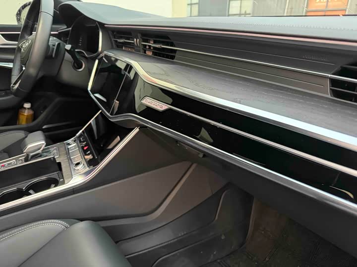 Фото 9 - Audi A6L