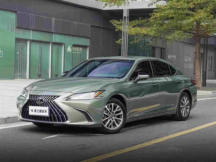 Фото 1 - Lexus ES