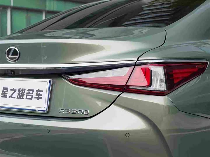 Фото 8 - Lexus ES