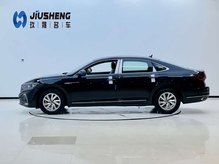 Фото 2 - Volkswagen Passat Hybrid