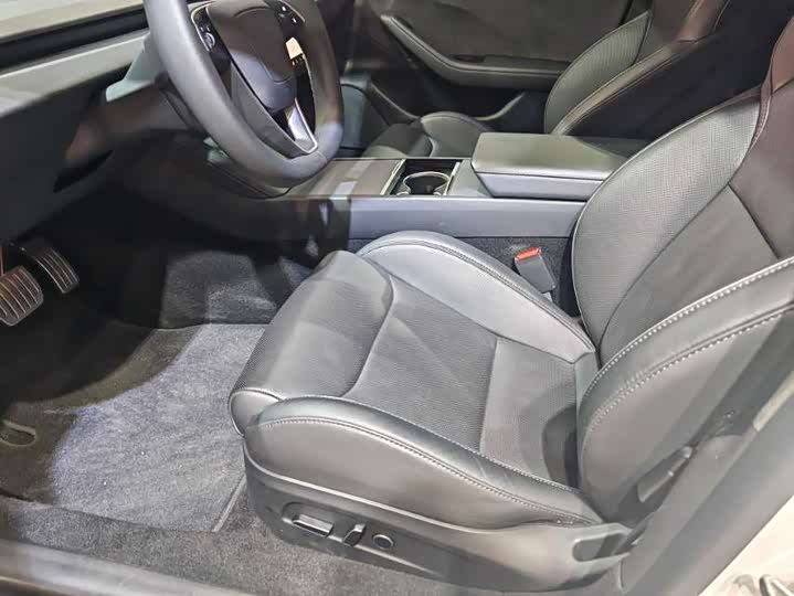 Фото 3 - Tesla Model 3