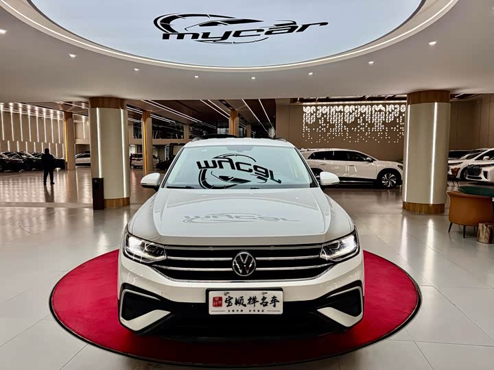 Фото 2 - Volkswagen Tiguan L Pro