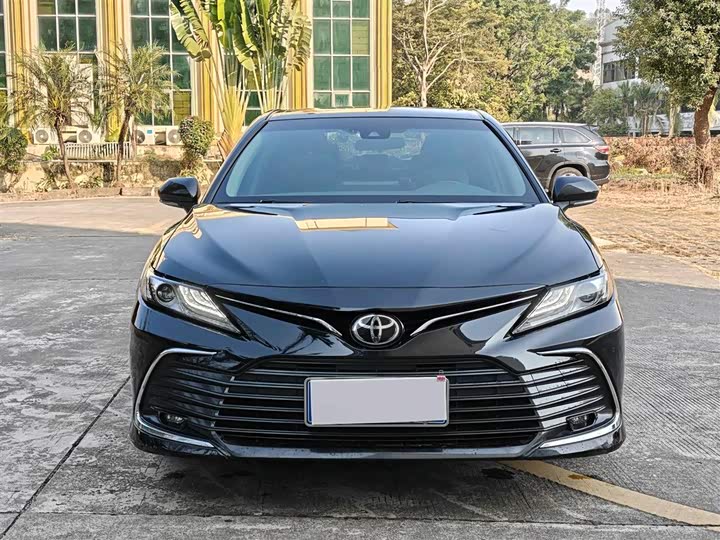 Фото 2 - Toyota Camry