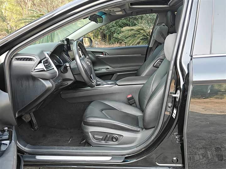 Фото 4 - Toyota Camry