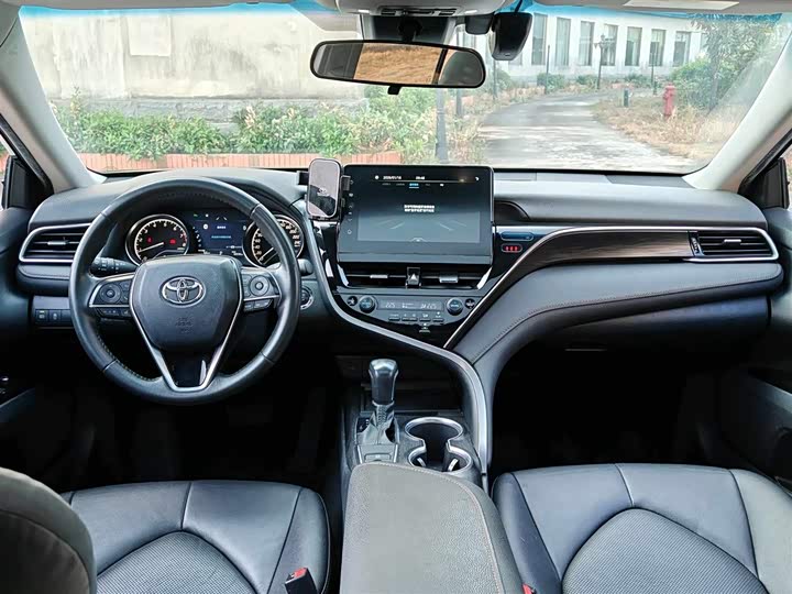 Фото 5 - Toyota Camry