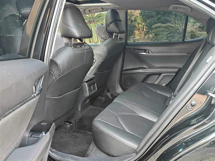 Фото 6 - Toyota Camry