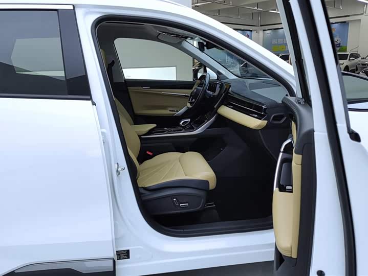 Фото 8 - Geely Atlas L