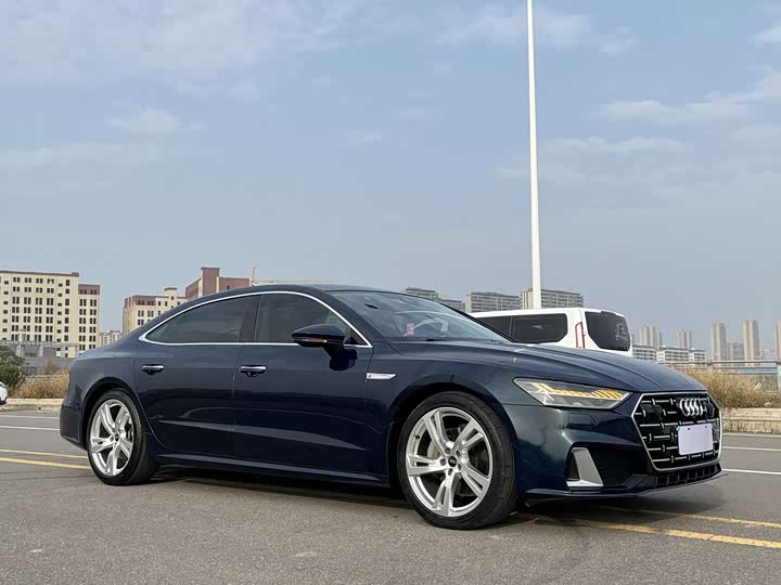 Фото 2 - Audi A7L