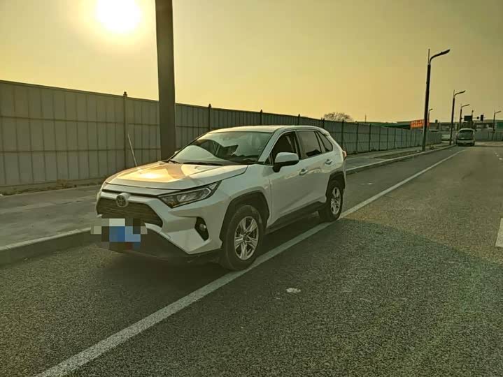 Фото 1 - Toyota RAV4