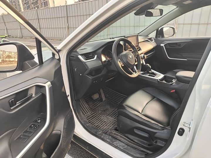 Фото 4 - Toyota RAV4