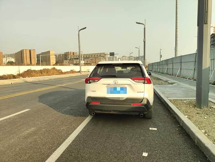 Фото 8 - Toyota RAV4