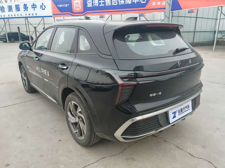 Фото 9 - Hongqi HS3 Hybrid