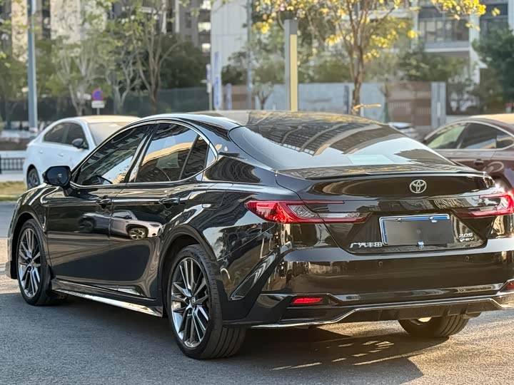 Фото 8 - Toyota Camry