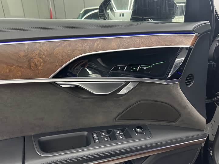 Фото 4 - Audi A8