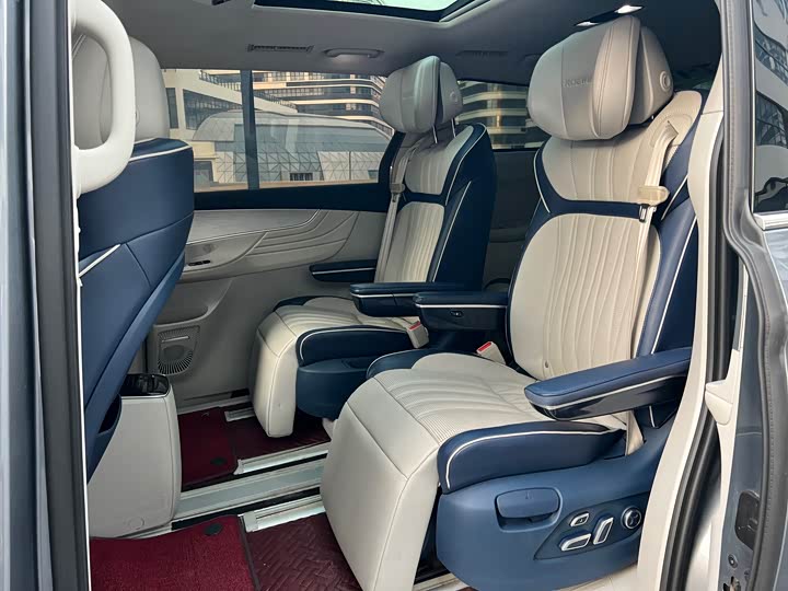 Фото 9 - Roewe iMax 8