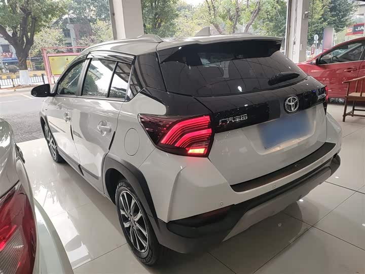 Фото 5 - Toyota Yaris L Hatchback