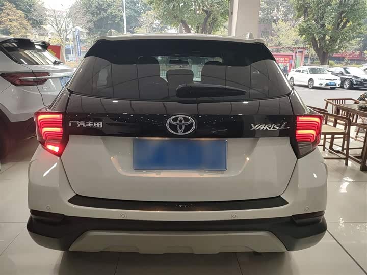 Фото 6 - Toyota Yaris L Hatchback