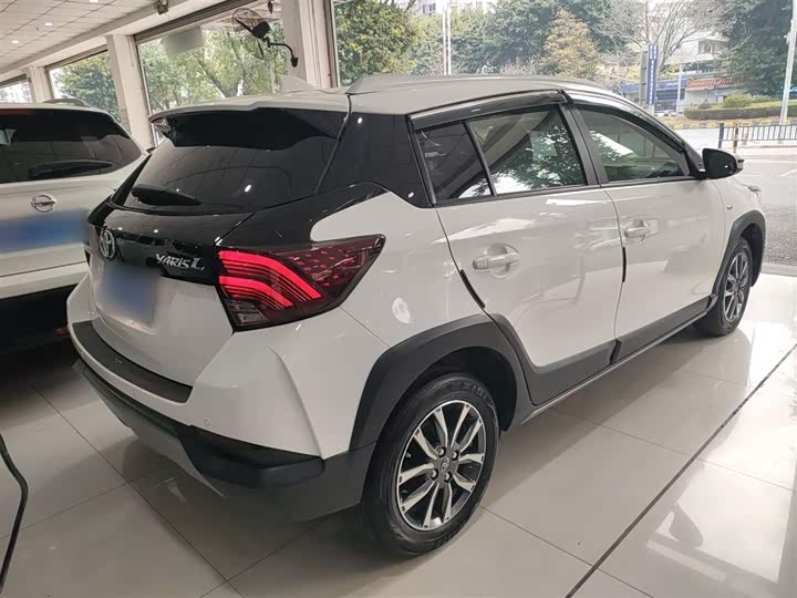 Фото 7 - Toyota Yaris L Hatchback