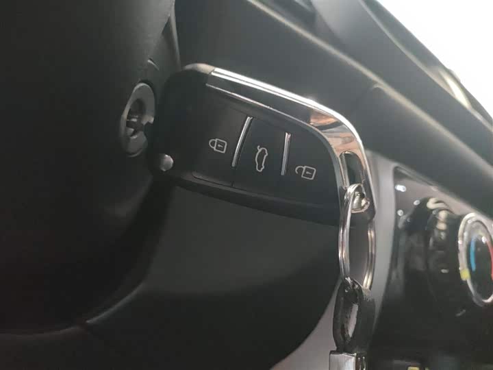 Фото 8 - Toyota Yaris L Hatchback