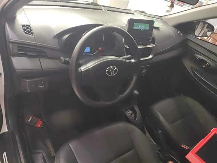 Фото 9 - Toyota Yaris L Hatchback