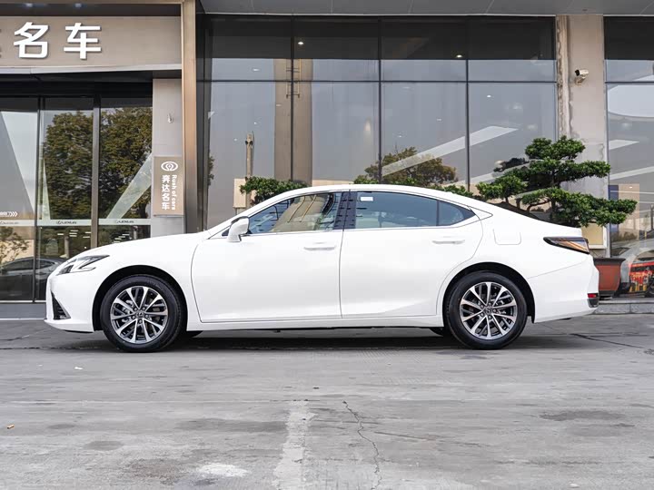 Фото 4 - Lexus ES