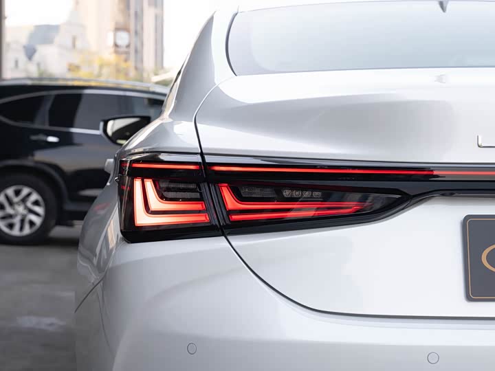 Фото 7 - Lexus ES