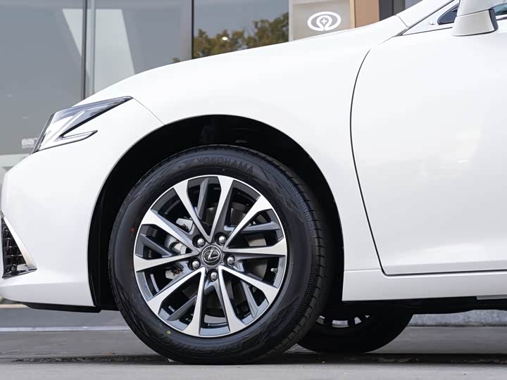 Фото 8 - Lexus ES