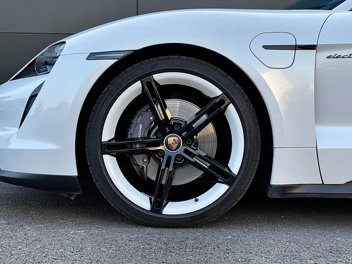 Фото 4 - Porsche Taycan